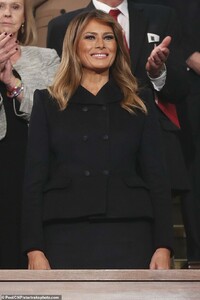 24331504-7975443-Dressed_to_impress_On_Tuesday_Melania_turned_up_to_the_State_of_-a-109_1581024308505.jpg