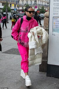 24343994-7969581-PARIS_FRANCE_FEBRUARY_05_Singer_Alicia_Keys_is_seen_at_Gare_du_N-a-121_1580908703765.jpg