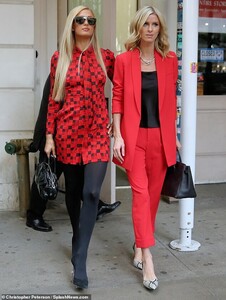 24352500-7970473-Sister_act_Sisters_Paris_Hilton_38_and_Nicky_Hilton_Rothschild_3-a-33_1580924542603.jpg