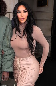 24352620-7970301-A_lot_of_glam_for_the_morning_The_KKW_Beauty_owner_had_on_heavy_-a-5_1580924790159.jpg