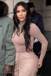 24352624-7970301-More_on_KKW_Her_long_black_hair_was_worn_down_in_soft_waves_as_s-a-6_1580924790163.jpg