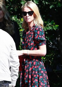 24492304-7982831-Blonde_beauty_She_wore_her_blonde_tresses_styled_straight_and_re-a-45_1581220244713.jpg