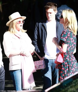 24492312-7982831-Pretty_in_pink_Her_mother_Kathy_was_decked_out_in_a_pink_jacket_-a-46_1581220244796.jpg