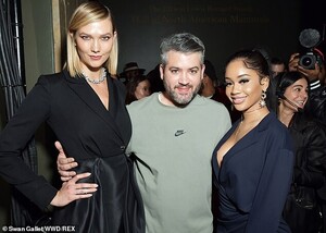 24496394-7983069-Man_of_the_hour_Karlie_and_Saweetie_posed_with_the_designer-a-111_1581233006100.jpg