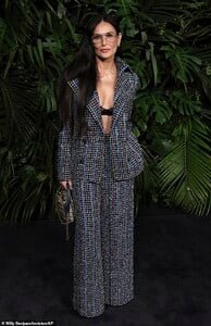 24497904-7983275-The_one_and_only_Demi_looked_incredibly_stylish_and_sexy_in_her_-a-141_1581236130342.jpg