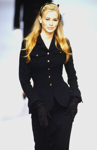 245502797_chanel-fw-1995(19).thumb.jpg.23808613826178eedce8c925be55e596.jpg