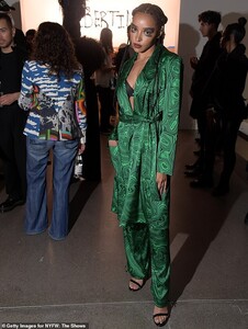 24578530-7989191-Seeing_green_Tinashe_wore_a_flowing_green_suit_covered_in_oil_sl-a-46_1581382855574.jpg