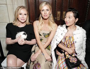 24589232-7990089-VIPs_The_mother_and_daughter_sat_front_row_for_the_designer_show-a-1_1581408858881.jpg