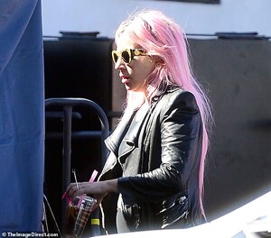 24621876-7993137-Pink_lady_In_the_snaps_Gaga_s_unkempt_and_long_pink_mane_hangs_d-a-60_1581465385201.jpg