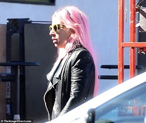 24621884-7993137-On_her_way_to_work_Lady_Gaga_was_seen_on_Tuesday_heading_into_Qu-m-31_1581460853488.jpg