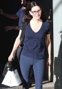 24635098-7993585-Big_day_A_smiling_Courteney_Cox_was_spotted_heading_from_the_gym-m-68_1581483008075.jpg