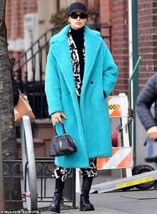 24655906-7996397-Stylish_Irina_Shayk_flaunted_her_stellar_street_style_on_and_off-m-107_1581529677947.jpg