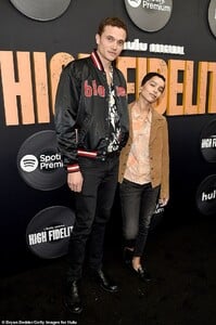 24723286-8005593-Towering_At_6ft2in_the_Wounds_actor_is_a_foot_taller_than_Zo_and-a-120_1581733504747.jpg