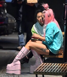 24750458-8005325-Legs_get_going_Pairing_the_platforms_with_some_shorts_ensured_he-m-25_1581706065598.jpg