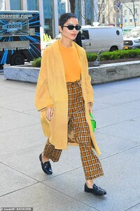 24754402-8005593-On_her_way_in_The_TV_vet_is_seen_here_in_Manhattan_as_she_showed-a-118_1581733504624.jpg