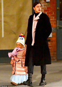 24763164-8006423-Mommys_V_Day_Turns_out_Shayk_and_her_daughter_were_walking_to_a_-a-73_1581736458111.jpg