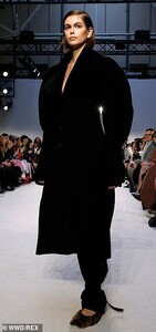 24842520-8012877-image-m-154_1581953176597.thumb.jpg.81996d0dd42f43f9fb3d87a435a591a2.jpg