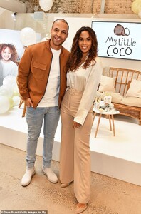24842956-8013035-Power_couple_The_Saturdays_singer_30_appeared_in_good_spirits_as-a-6_1581960137222.jpg