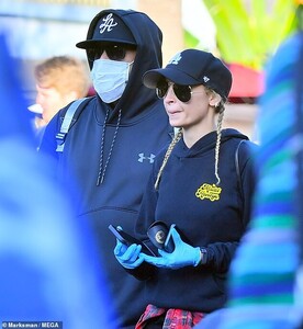 24846794-8013363-Being_safe_Nicole_Richie_and_Joel_Madden_took_some_precautions_t-m-88_1581963231656.jpg
