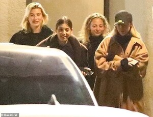 24889750-8016919-Girls_night_Hailey_Bieber_enjoyed_a_night_with_some_friends_incl-a-2_1582046897735.jpg