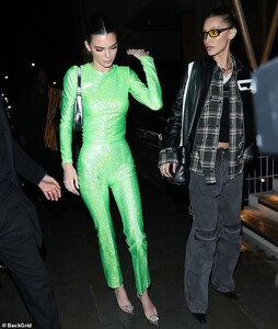 24909152-8018435-Glam_Kendall_Jenner_wowed_in_a_vibrant_green_two_piece_as_she_an-m-210_1582072357599.jpg