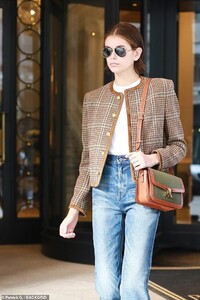 24928746-8020241-Stepping_out_She_wore_aviator_shades_and_her_chestnut_hair_tied_-a-2_1582117915227.thumb.jpg.891b6b521c0a20907bc3725db096e82d.jpg
