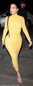24964162-8023515-Simply_stunning_She_radiated_with_a_coat_of_blush_and_lip_stick-a-63_1582183698370.jpg