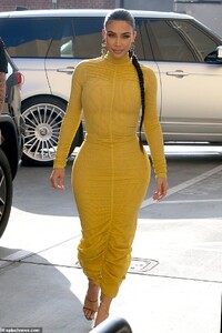 24965300-8023515-Ray_of_sunshine_Kim_Kardashian_commanded_attention_as_she_made_h-a-65_1582183698891.jpg