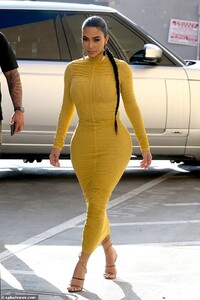 24965586-8023515-Well_heeled_She_strutted_her_way_into_the_studio_rocking_a_strap-a-59_1582183698092.jpg