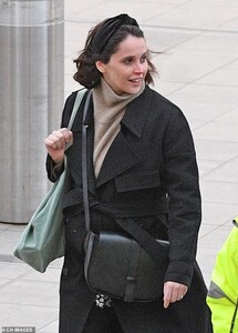 24977566-8024875-Flawless_The_actress_cut_a_casual_figure_in_a_cosy_black_trench_-a-112_1582205456413.thumb.jpg.218d03d17271daf4a89e247f219cb953.jpg
