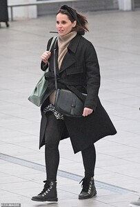 24977572-8024875-Glowing_Felicity_Jones_36_has_been_seen_for_the_first_time_since-a-113_1582205461281.thumb.jpg.d9dd5521e5a606aa8065763f1d7086ab.jpg
