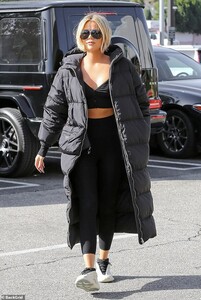 25049718-8031583-Work_it_Kardashian_35_also_sported_big_rimmed_sunglasses_and_her-a-1_1582364804649.jpg