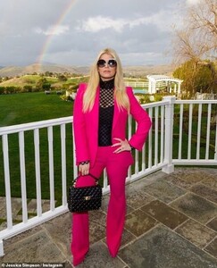 25065830-8033109-Somewhere_over_the_rainbow_Jessica_Simpson_looked_like_a_real_li-m-96_1582408677657.jpg