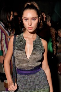 25065876-8032985-Orange_lip_The_model_pared_the_70s_vibe_purple_and_green_mini_dr-a-84_1582407266541.thumb.jpg.2edaee53678bb63ca19721f80d75ed42.jpg