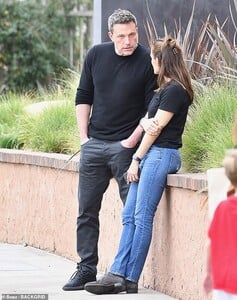 25300580-8054209-Parents_first_Ben_Affleck_and_Jennifer_Garner_appeared_to_be_dee-a-13_1582862942711.jpg