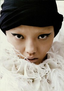 ARCHIVIO - Vogue Italia (December 2005) - Pure And Chic- 002.jpg