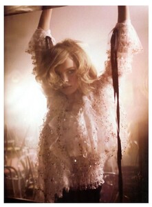 25797_VogueIT_March2004_Supplement_MarvelousExcess_09_122_100lo.thumb.jpg.4324fdfeee4f13664c7535816b4e5b43.jpg