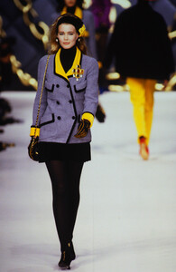 268271434_chanel-fw-1990(4).thumb.jpg.0e219c7f88e061a4bcda7b58abef7480.jpg