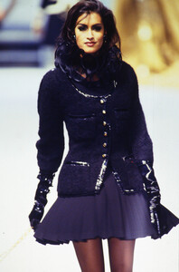 276618289_chanel-hc-fw-1991(39).thumb.jpg.82aa53bee7d661f97ae908d29bc3f755.jpg