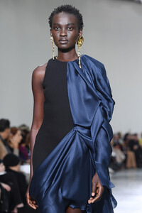 281160542_SchiaparelliRunwayParisFashionWeekHauteKGraRjmmJl0x.thumb.jpg.8de56d93760f9c9738306484ed10b13f.jpg