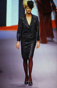 284621872_karl-lagerfeld-fw-1995(38).thumb.jpg.35ac3358a11bfe20a6857692199d3293.jpg