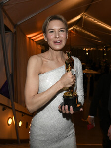 337930129_ReneeZellweger92ndAnnualAcademyAwards6EK0DOsas0lx.thumb.jpg.d0fd8a05ec3d8cf2528a81ceac40e824.jpg