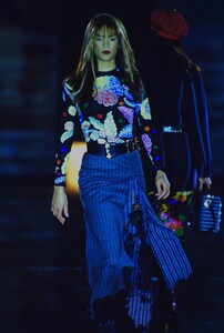 339180045_versace-fw-1993(16).thumb.jpg.534d78ed18b07b976830231431215d7b.jpg