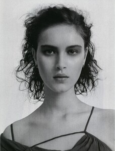 35680415_VOGUEItaliaALLSUMMERLONG2.thumb.jpg.94c99d94d165e987b3815b0fbf77b5b1.jpg