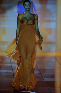 359837217_versace-ss-1993(9).thumb.jpg.a3845bc6a580fbd983c7da1b6792b297.jpg