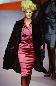 378903272_karl-lagerfeld-fw-1995(37).thumb.jpg.1109e8dc95f049023db42fce7cdeffec.jpg