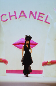 380031401_chanel-fw-1995(5).thumb.jpg.8f7f585e03ccf1a1464e6aaea37779d6.jpg