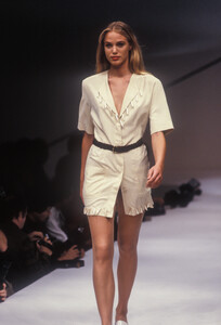 383794985_Krizia1991WomenRTW154.thumb.jpg.5ee340fa288bf271801cc3de2edf259c.jpg