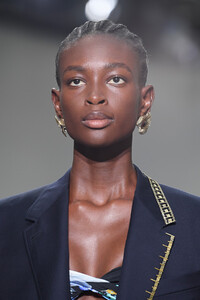 392760269_SchiaparelliRunwayParisFashionWeekHautent0Vs8xFxxJx.thumb.jpg.ff83ca2d39509accac49c1c63d15c742.jpg