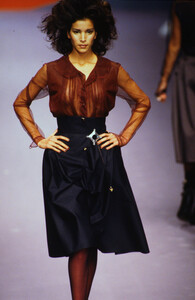 394461176_karl-lagerfeld-fw-1995(46).thumb.jpg.076274501280638e3720de41ab633172.jpg